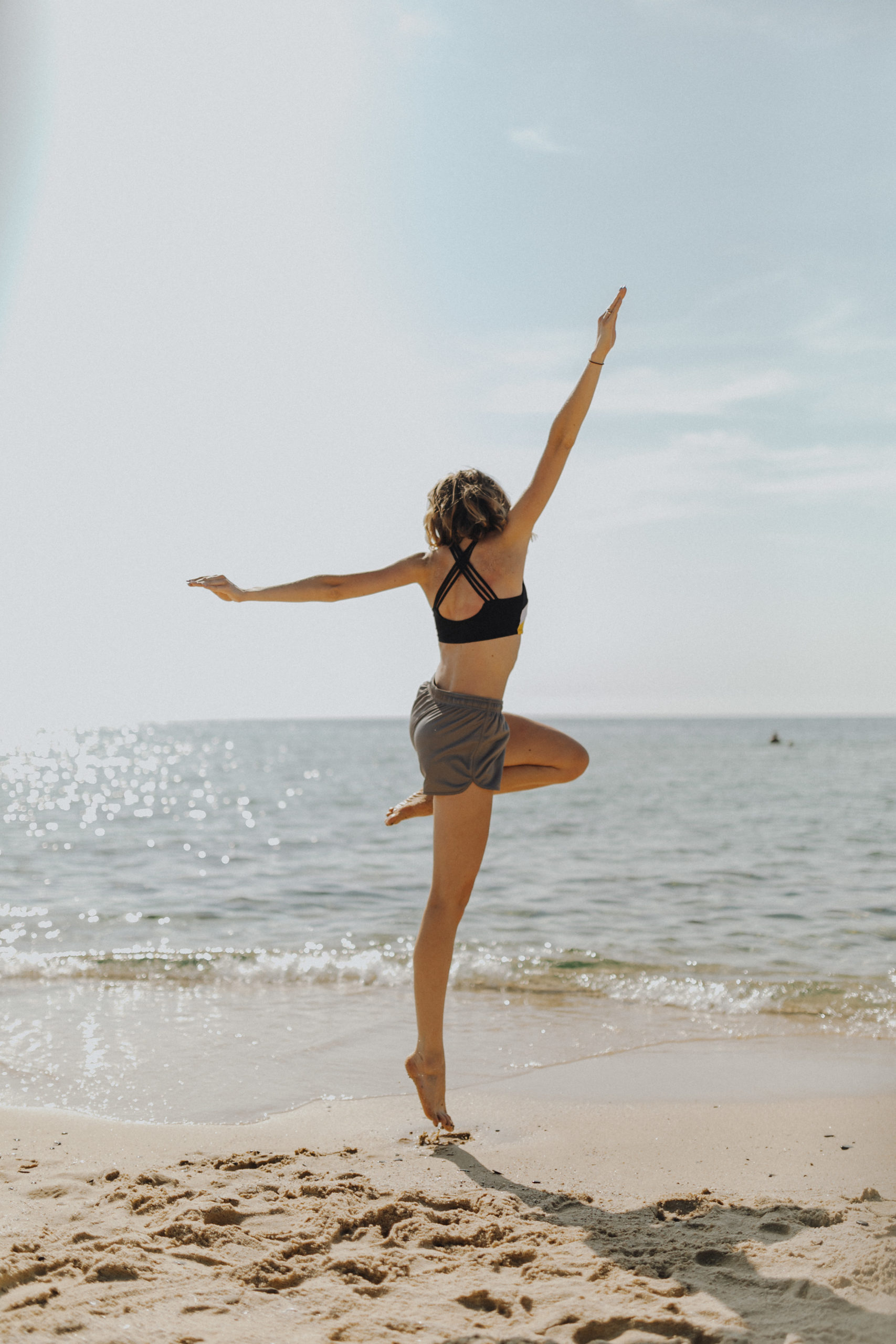 kaboompics_Woman exercising on the beach
